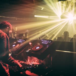 Mount Kimbie (DJ Set) @ Sala Villanos